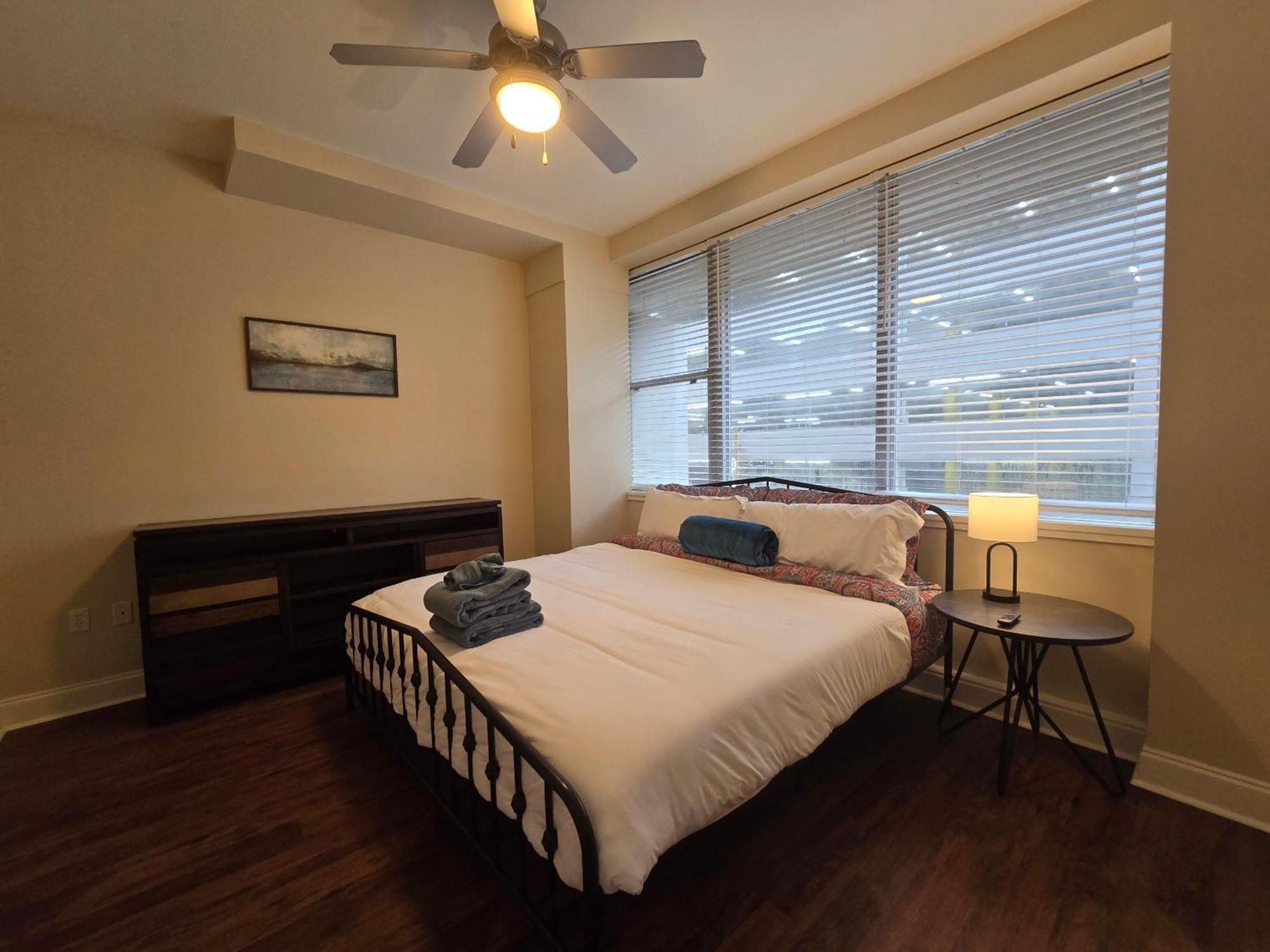 Amazing Condos Beautiful View 2 Blocks To French Quarter, Small Rooftop Pool, Gym, Seanger Theater, Super Dome, And Bourbon St New Orleans Værelse billede