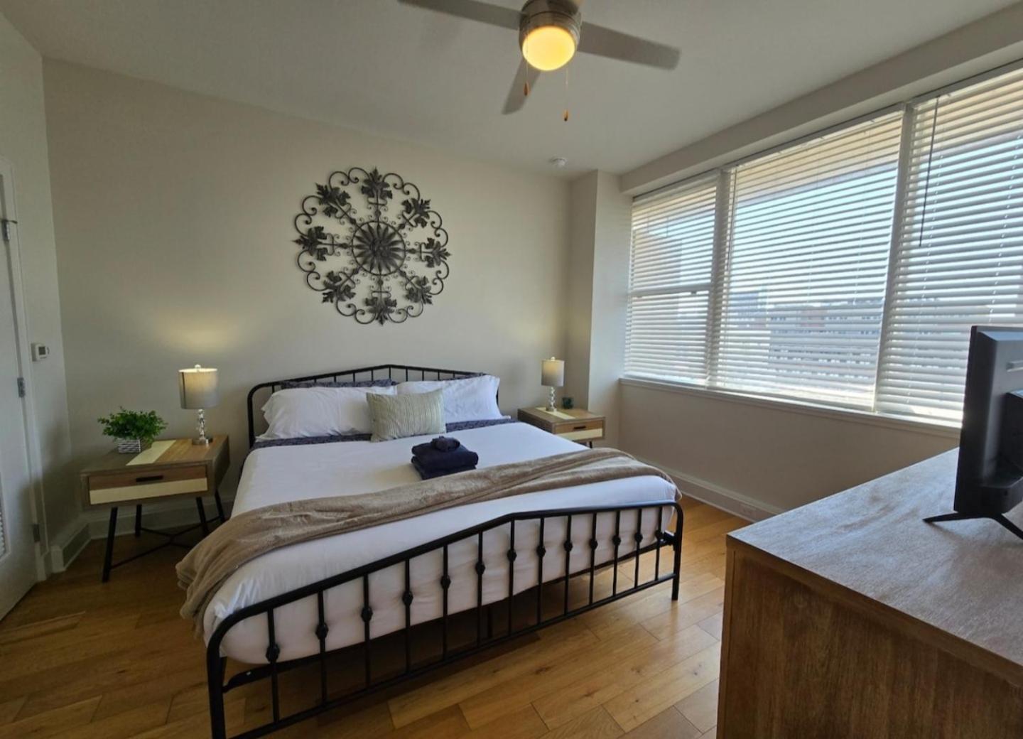 Amazing Condos Beautiful View 2 Blocks To French Quarter, Small Rooftop Pool, Gym, Seanger Theater, Super Dome, And Bourbon St New Orleans Værelse billede
