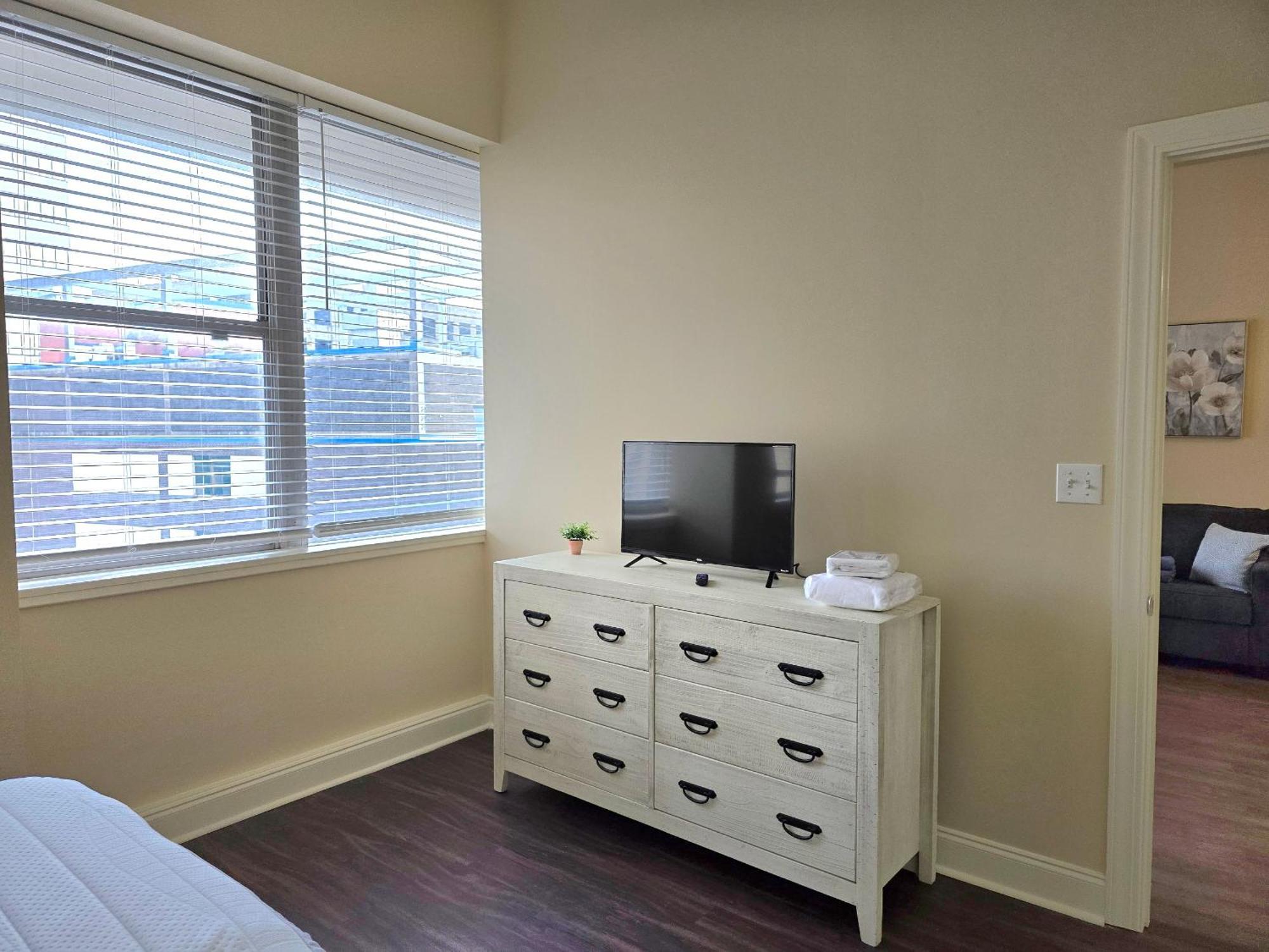 Amazing Condos Beautiful View 2 Blocks To French Quarter, Small Rooftop Pool, Gym, Seanger Theater, Super Dome, And Bourbon St New Orleans Værelse billede