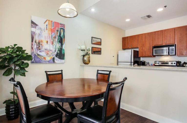 Amazing Condos Beautiful View 2 Blocks To French Quarter, Small Rooftop Pool, Gym, Seanger Theater, Super Dome, And Bourbon St New Orleans Værelse billede