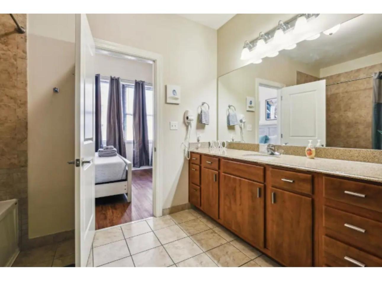 Amazing Condos Beautiful View 2 Blocks To French Quarter, Small Rooftop Pool, Gym, Seanger Theater, Super Dome, And Bourbon St New Orleans Værelse billede