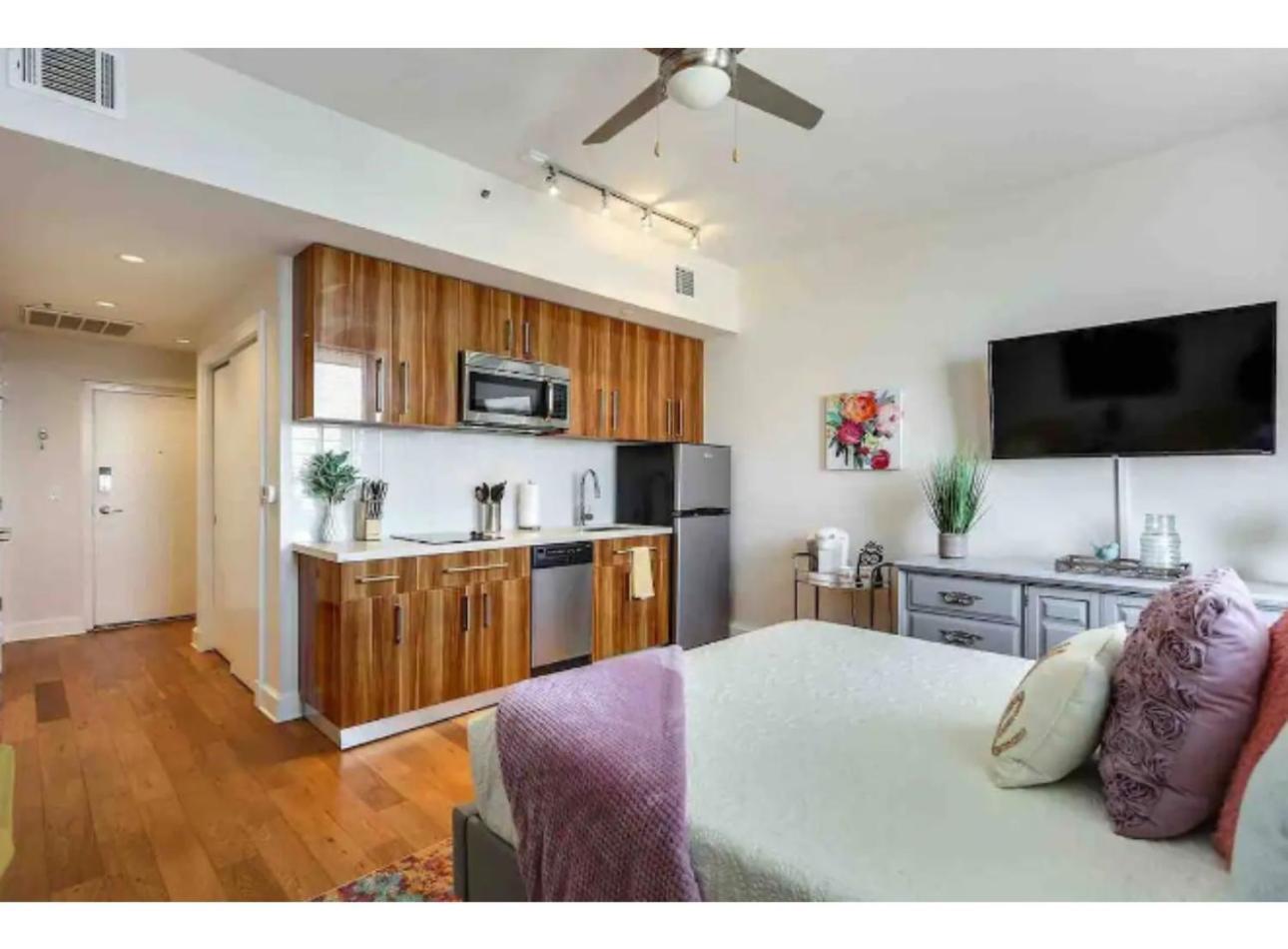 Amazing Condos Beautiful View 2 Blocks To French Quarter, Small Rooftop Pool, Gym, Seanger Theater, Super Dome, And Bourbon St New Orleans Værelse billede